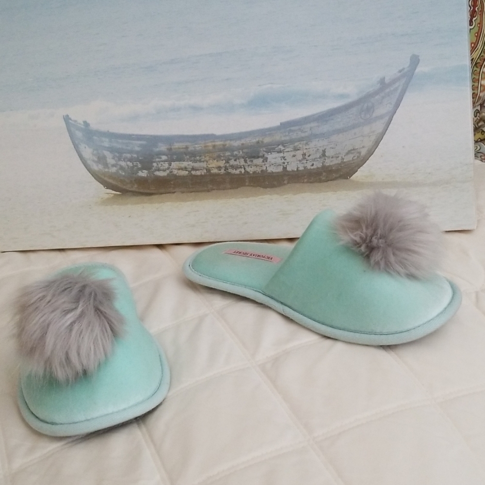 New Victoria's Secret Pom Pom Slippers